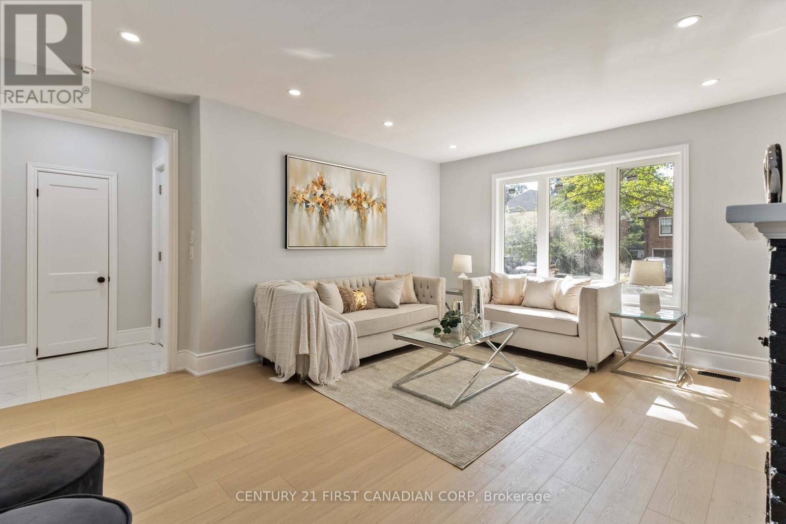 122 Windsor Crescent, London South (South F), ON - Indoor Photo Showing Living Room