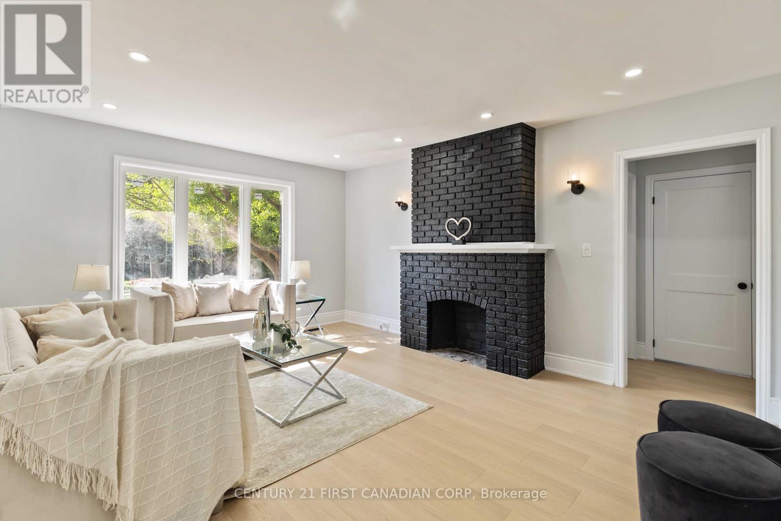122 Windsor Crescent, London South (South F), ON - Indoor Photo Showing Living Room With Fireplace