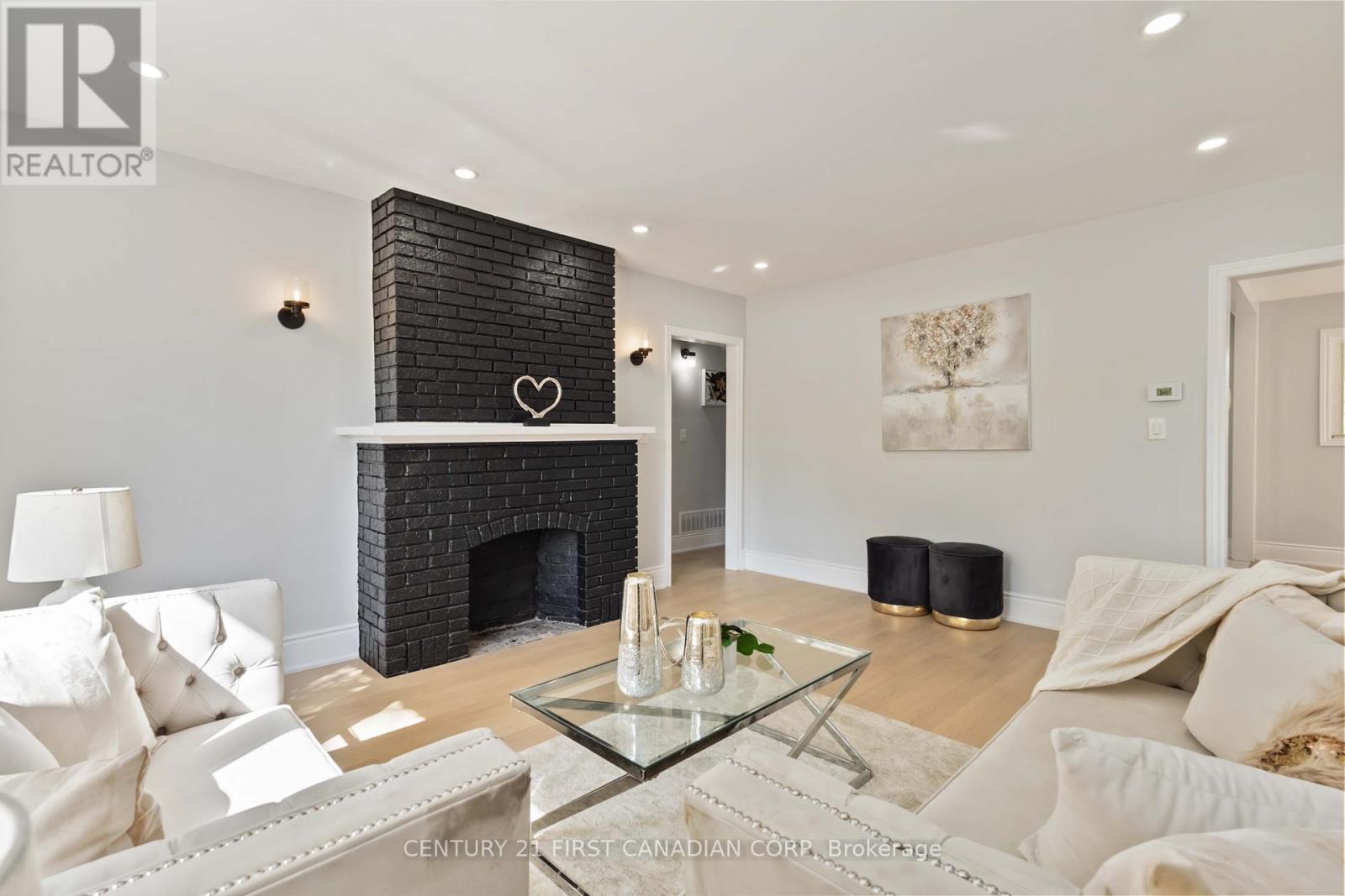 122 Windsor Crescent, London South (South F), ON - Indoor Photo Showing Living Room With Fireplace