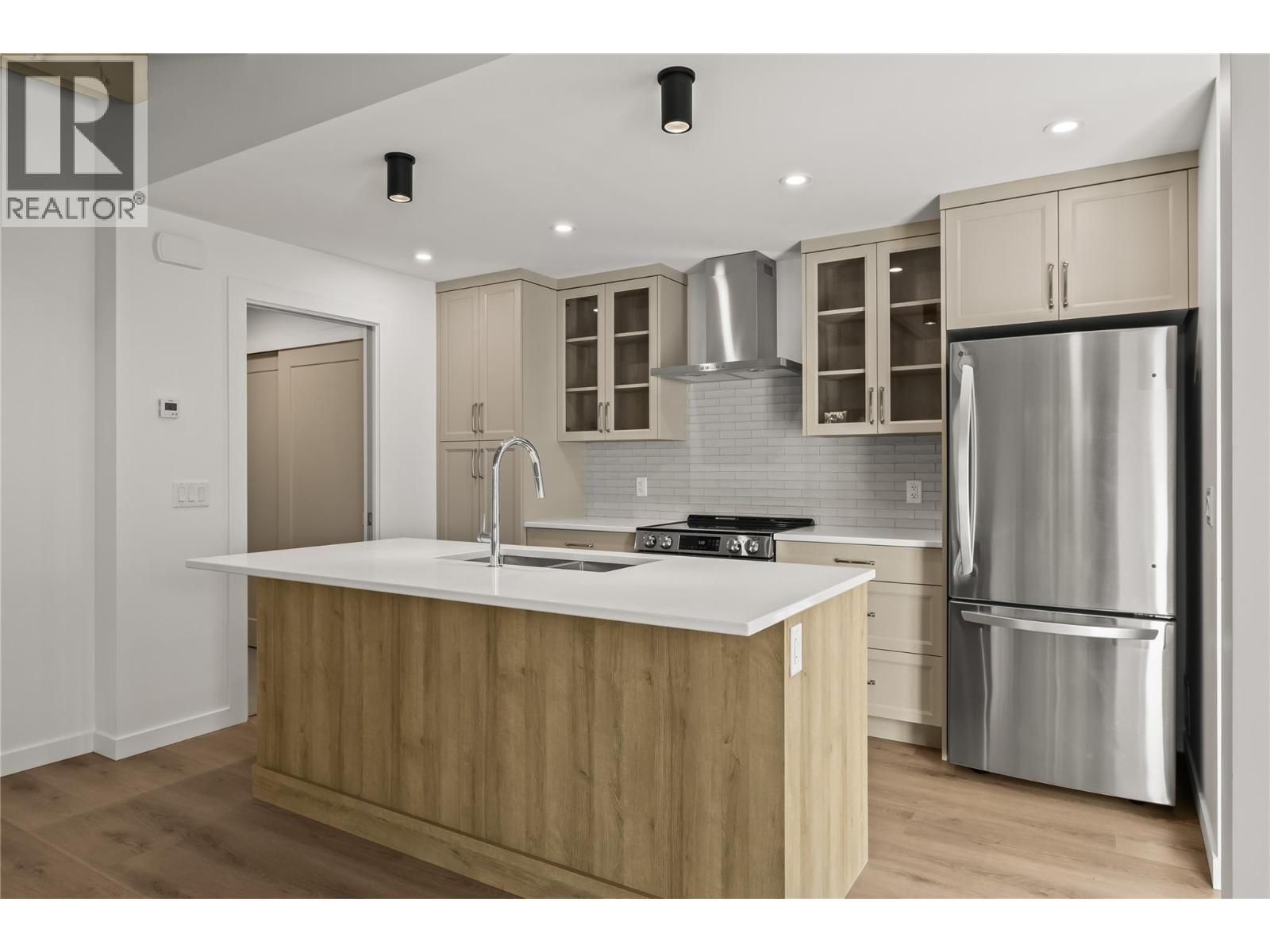 Kitchen - 2957 Conlin Court Unit# 1, Kelowna, BC - Indoor Photo Showing Kitchen With Upgraded Kitchen