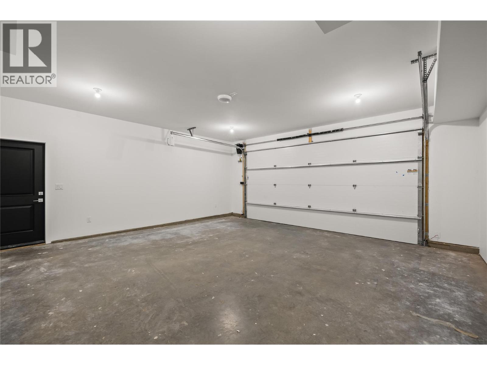 Garage - 2957 Conlin Court Unit# 1, Kelowna, BC - Indoor Photo Showing Garage