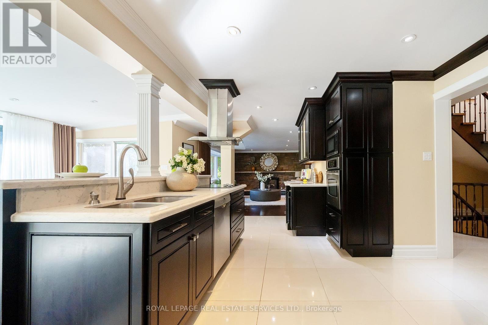3278 Credit Heights Drive, Mississauga, ON - Indoor Photo Showing Kitchen With Double Sink