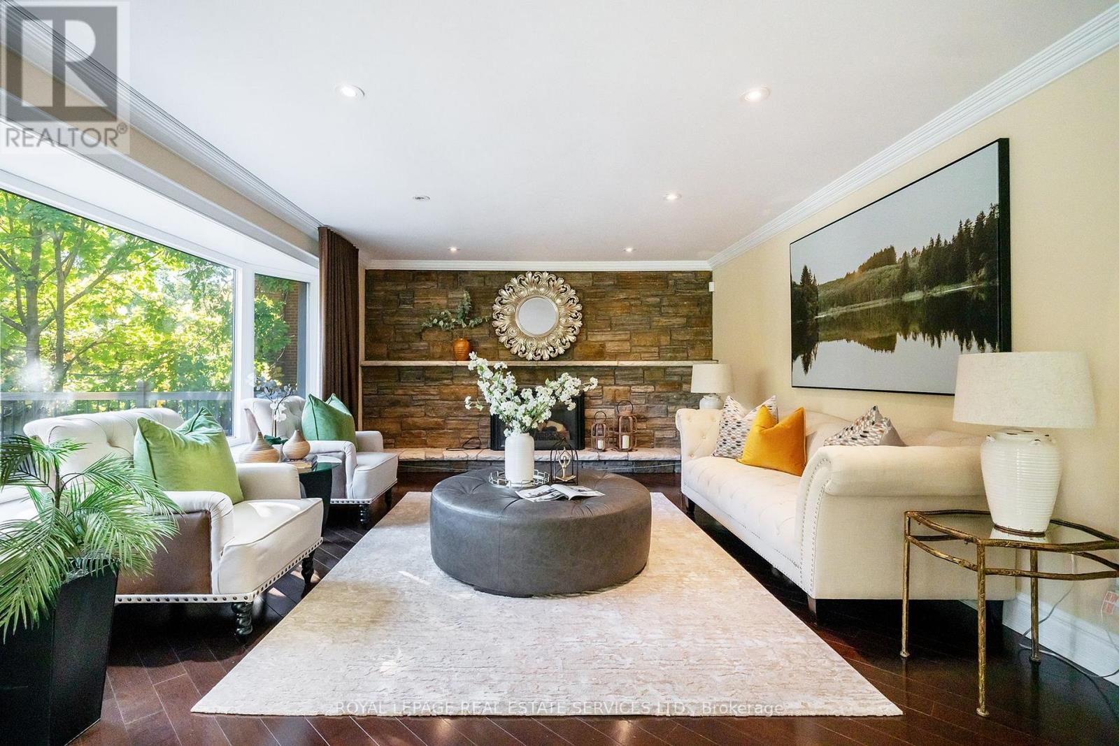 3278 Credit Heights Drive, Mississauga, ON - Indoor Photo Showing Living Room