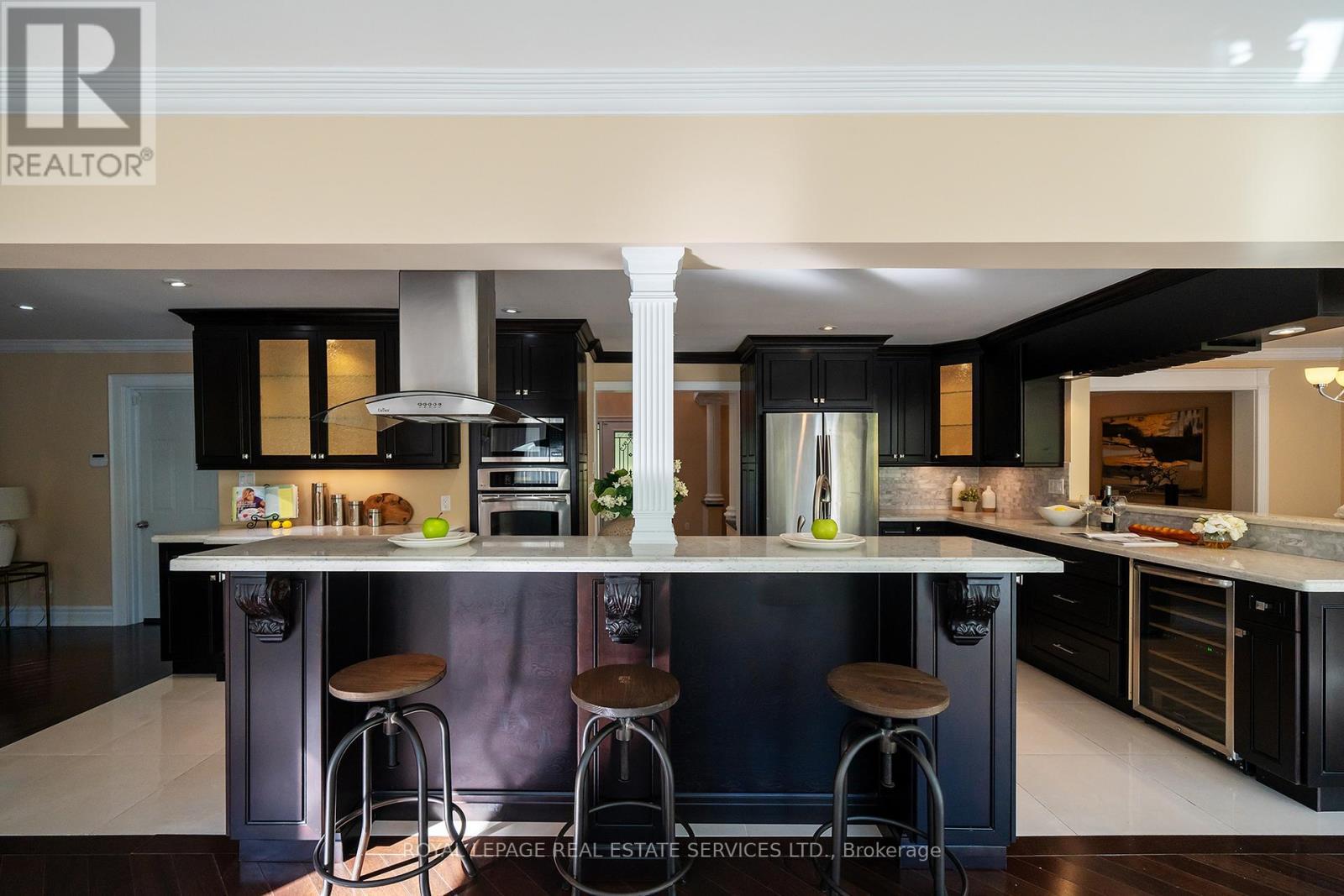 3278 Credit Heights Drive, Mississauga, ON - Indoor Photo Showing Kitchen With Stainless Steel Kitchen With Upgraded Kitchen