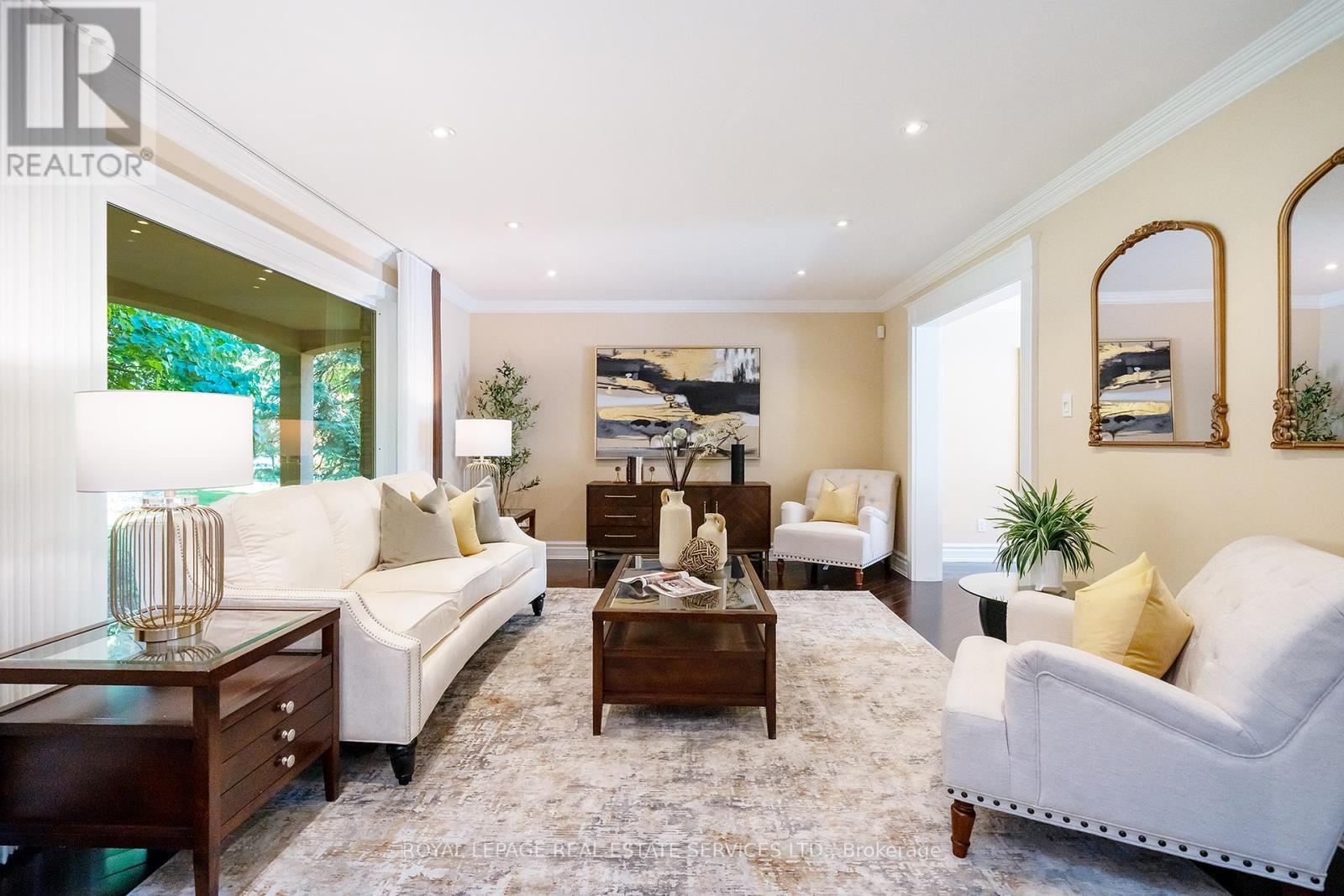 3278 Credit Heights Drive, Mississauga, ON - Indoor Photo Showing Living Room