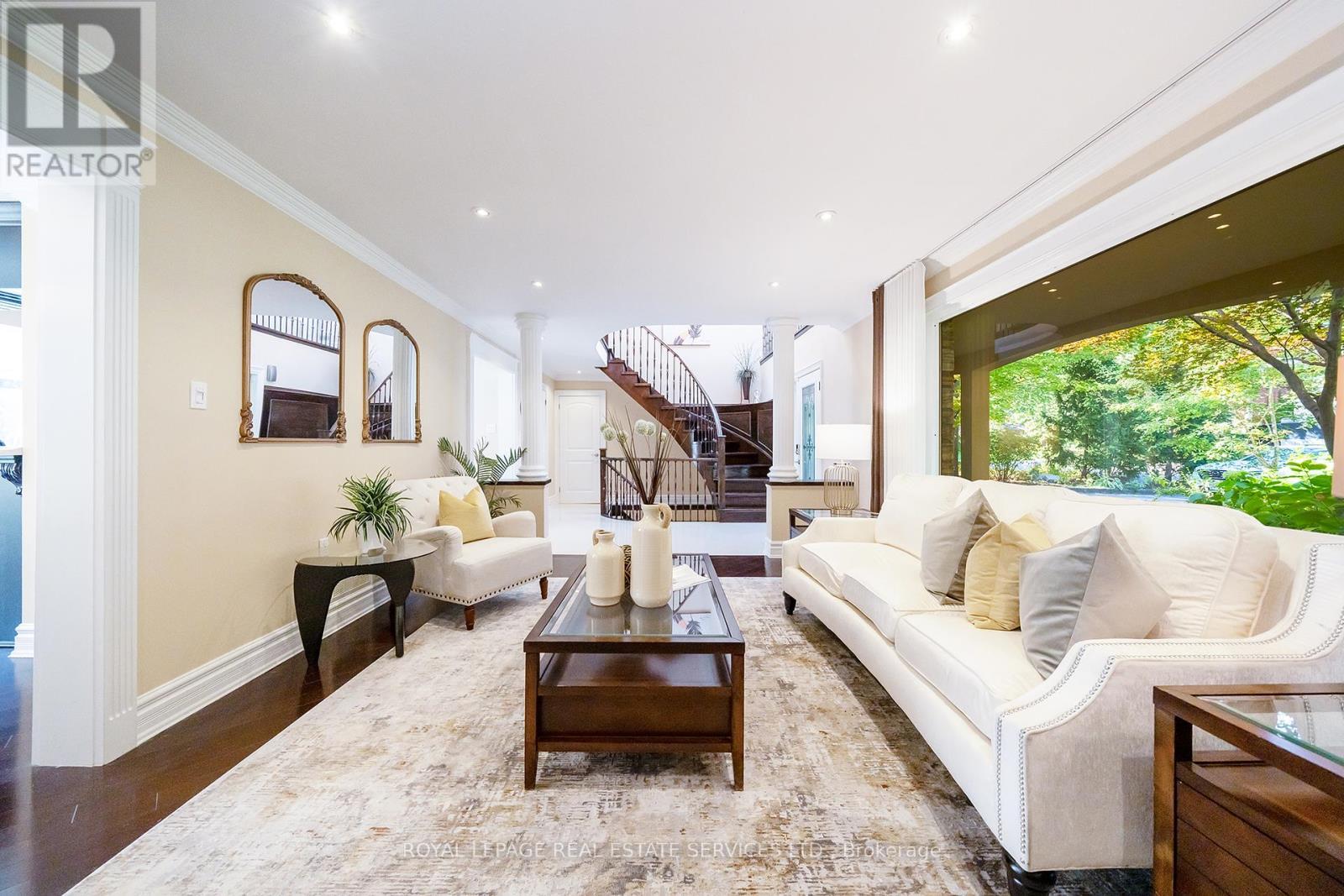 3278 Credit Heights Drive, Mississauga, ON - Indoor Photo Showing Living Room