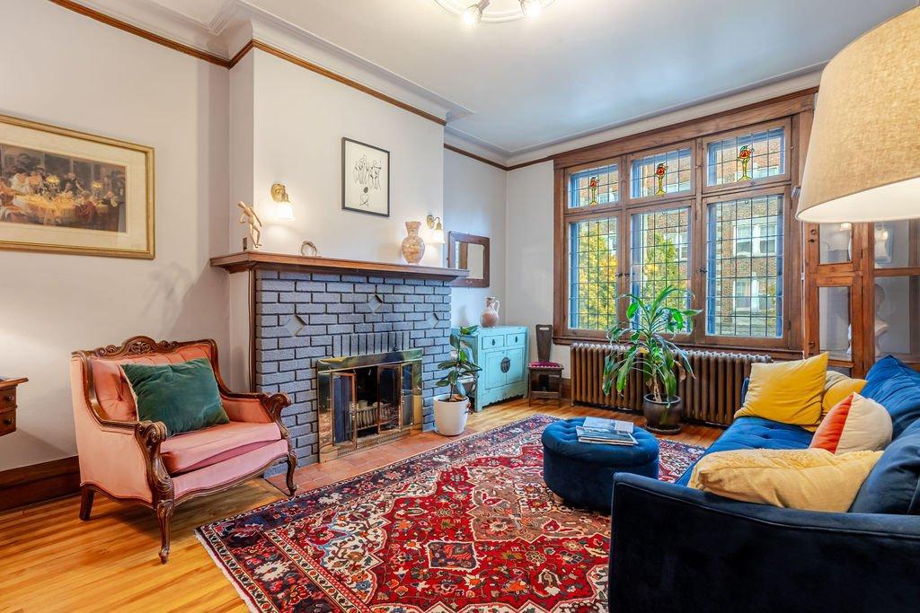 - 2374 Av. De Hampton, Montréal (Côte-Des-Neiges/Notre-Dame-De-Grâce), QC - Indoor Photo Showing Living Room With Fireplace