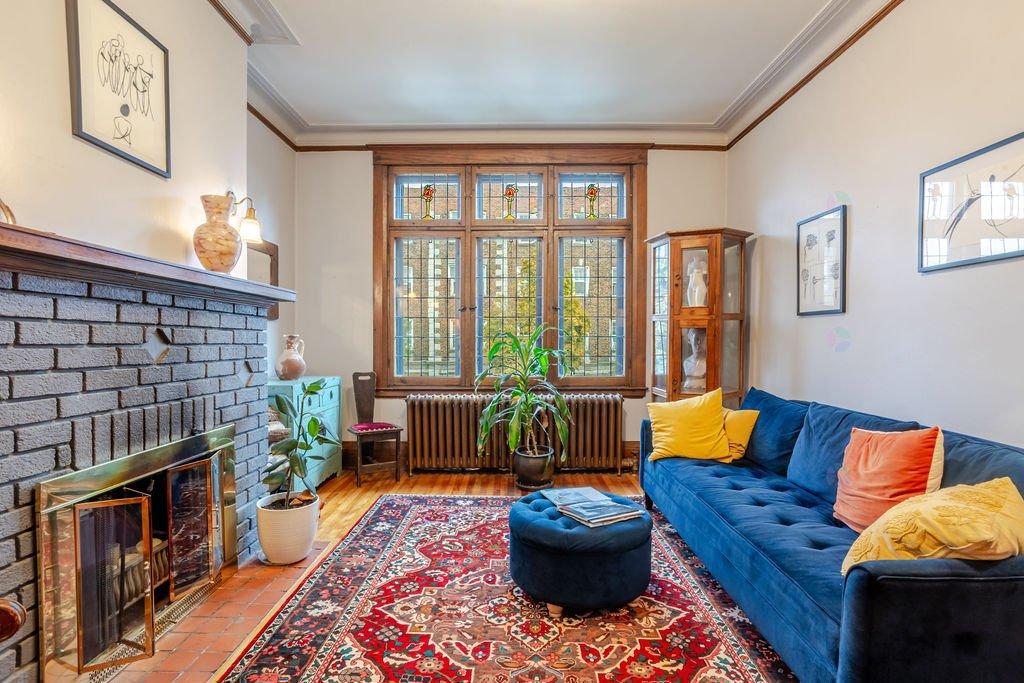 - 2374 Av. De Hampton, Montréal (Côte-Des-Neiges/Notre-Dame-De-Grâce), QC - Indoor Photo Showing Living Room With Fireplace