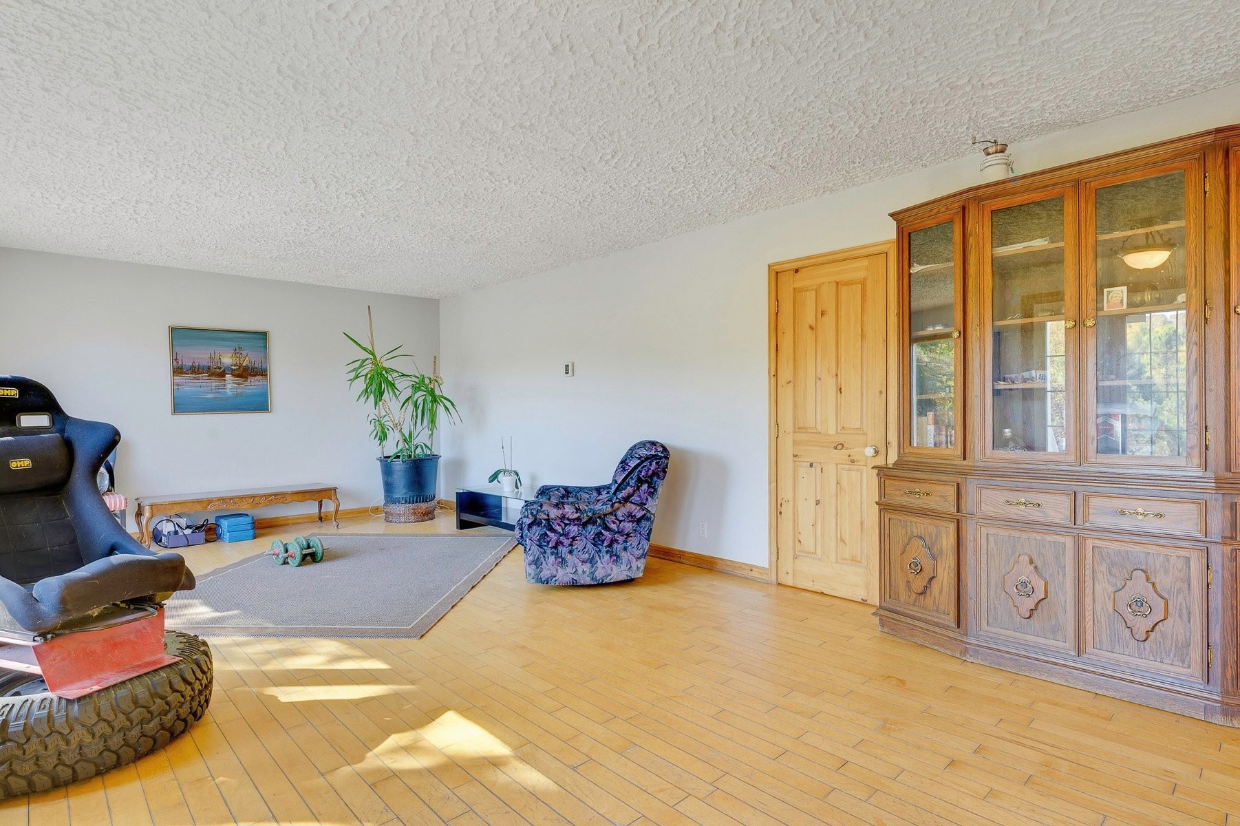 Salon - 677 - 679 Route 117, Mont-Blanc, QC