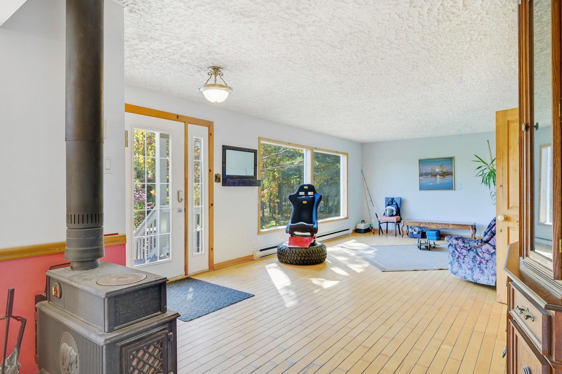 Salon - 677 - 679 Route 117, Mont-Blanc, QC