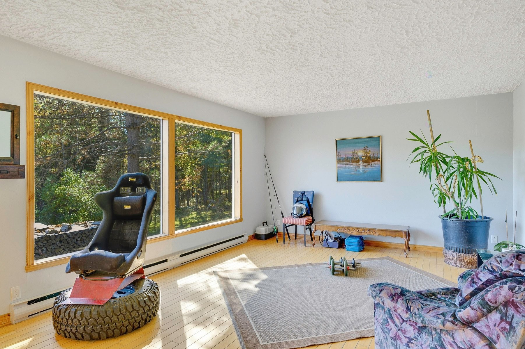 Salon - 677 - 679 Route 117, Mont-Blanc, QC