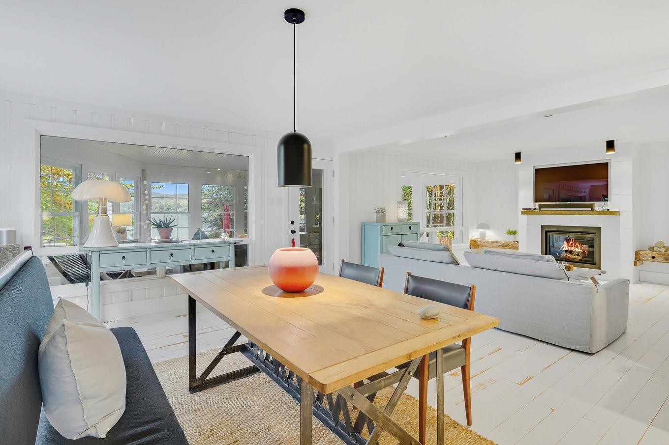 Vue d'ensemble - 1209 Ch. Du Lac-Connelly, Saint-Hippolyte, QC - Indoor With Fireplace