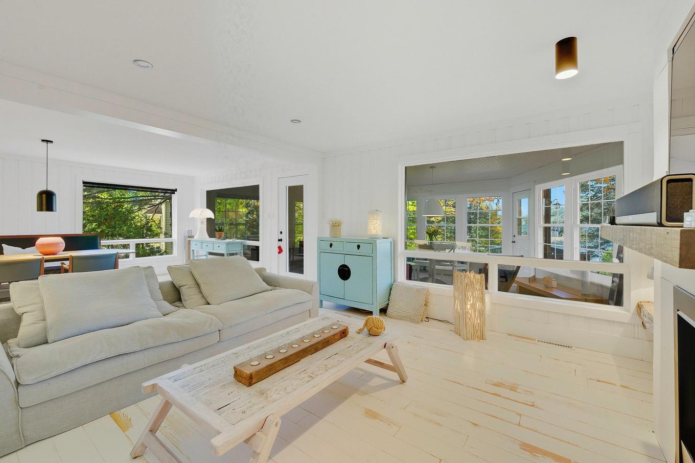 Salon - 1209 Ch. Du Lac-Connelly, Saint-Hippolyte, QC - Indoor Photo Showing Living Room
