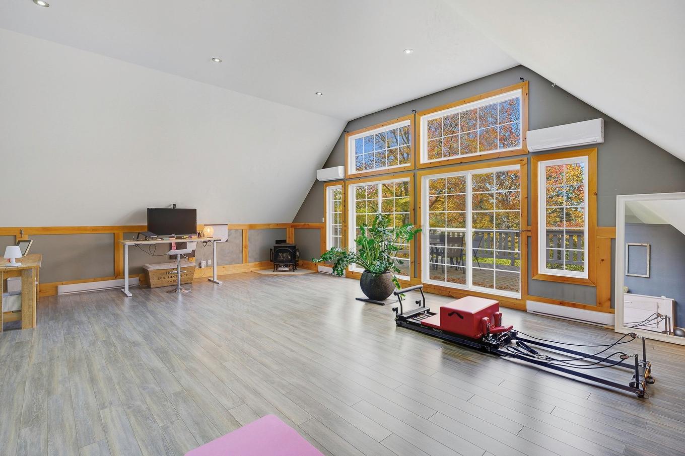 Loft - 1209 Ch. Du Lac-Connelly, Saint-Hippolyte, QC - Indoor Photo Showing Other Room