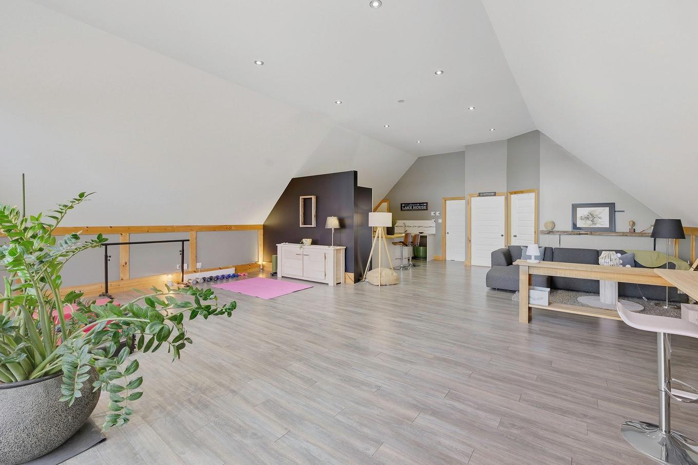 Loft - 1209 Ch. Du Lac-Connelly, Saint-Hippolyte, QC - Indoor Photo Showing Other Room