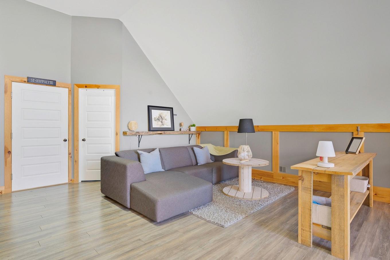 Salon - 1209 Ch. Du Lac-Connelly, Saint-Hippolyte, QC - Indoor Photo Showing Living Room