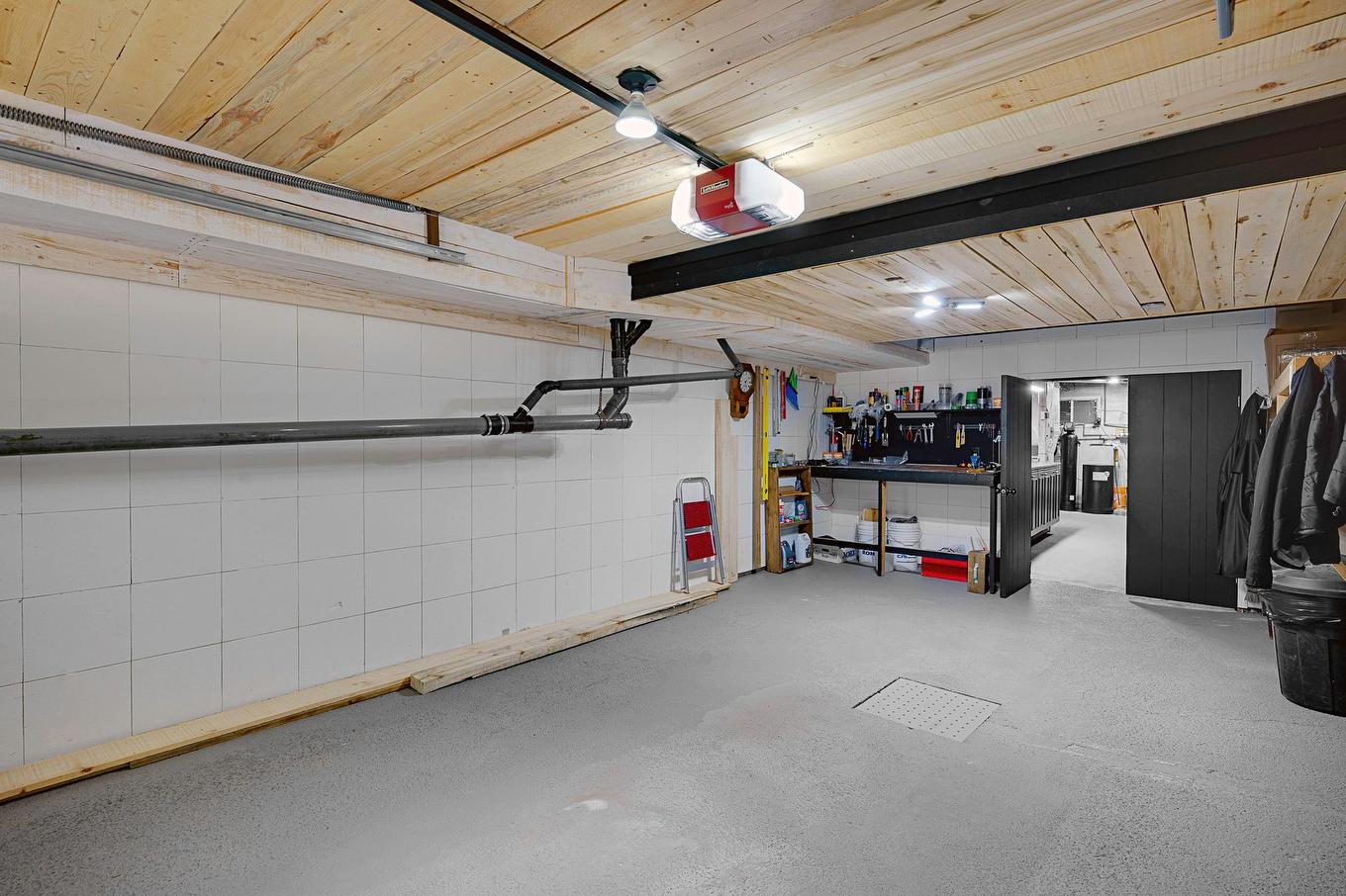 Garage - 1209 Ch. Du Lac-Connelly, Saint-Hippolyte, QC - Indoor Photo Showing Garage