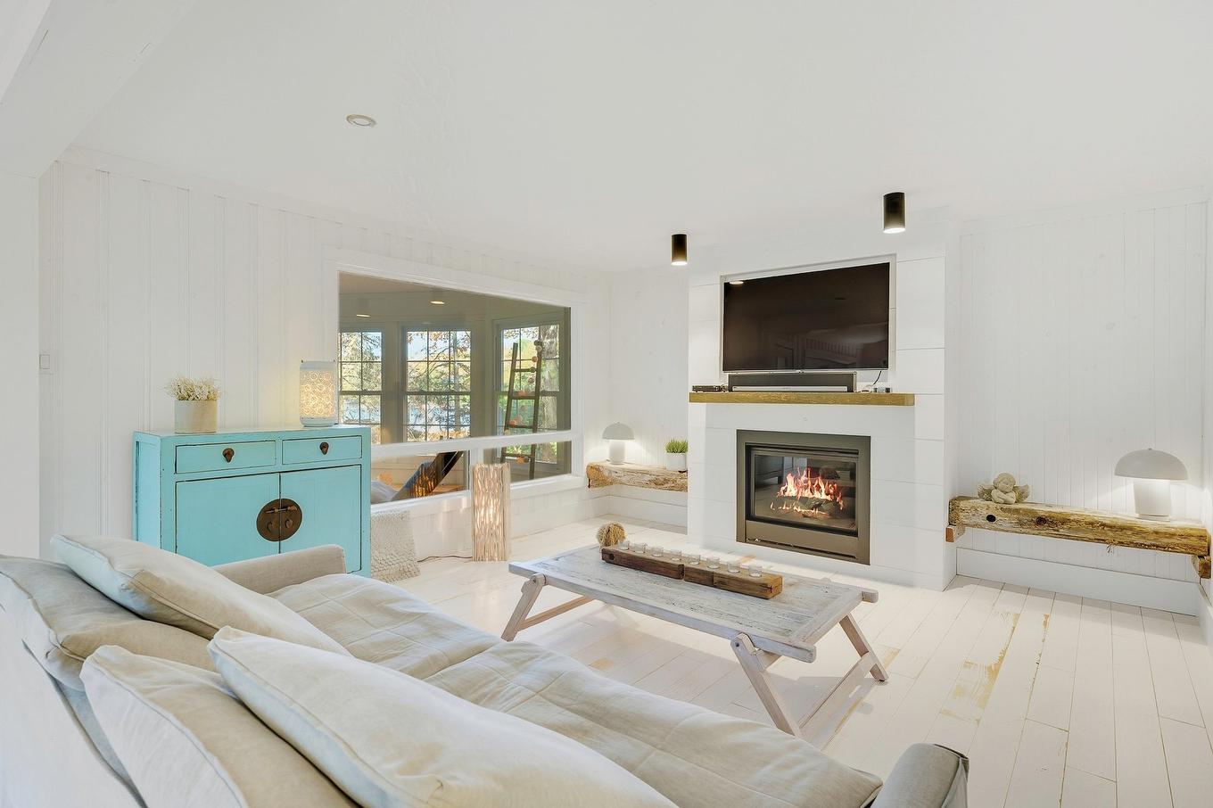 Salon - 1209 Ch. Du Lac-Connelly, Saint-Hippolyte, QC - Indoor Photo Showing Living Room With Fireplace
