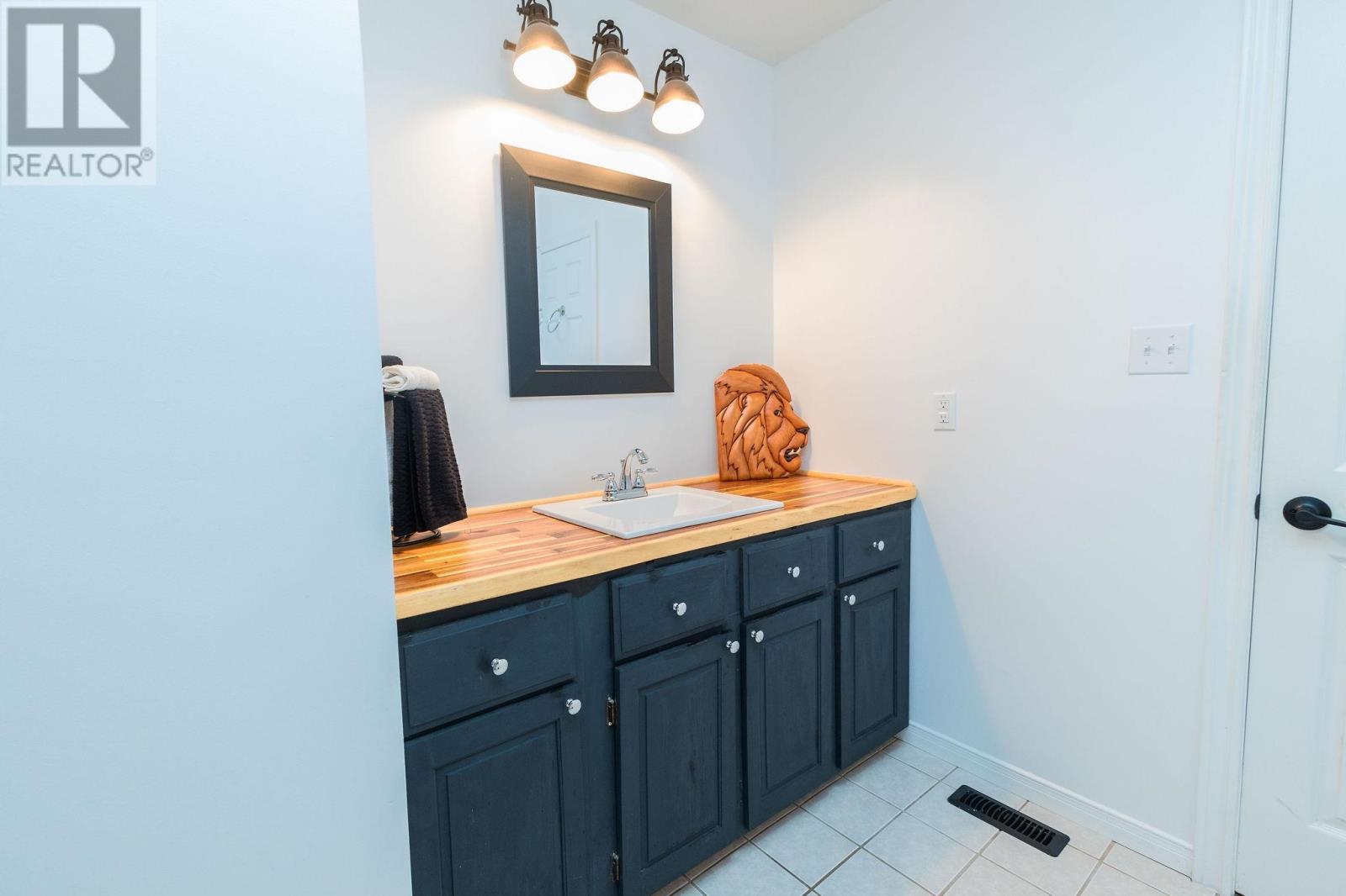 3882 Hamilton Dr, Hilton, ON - Indoor