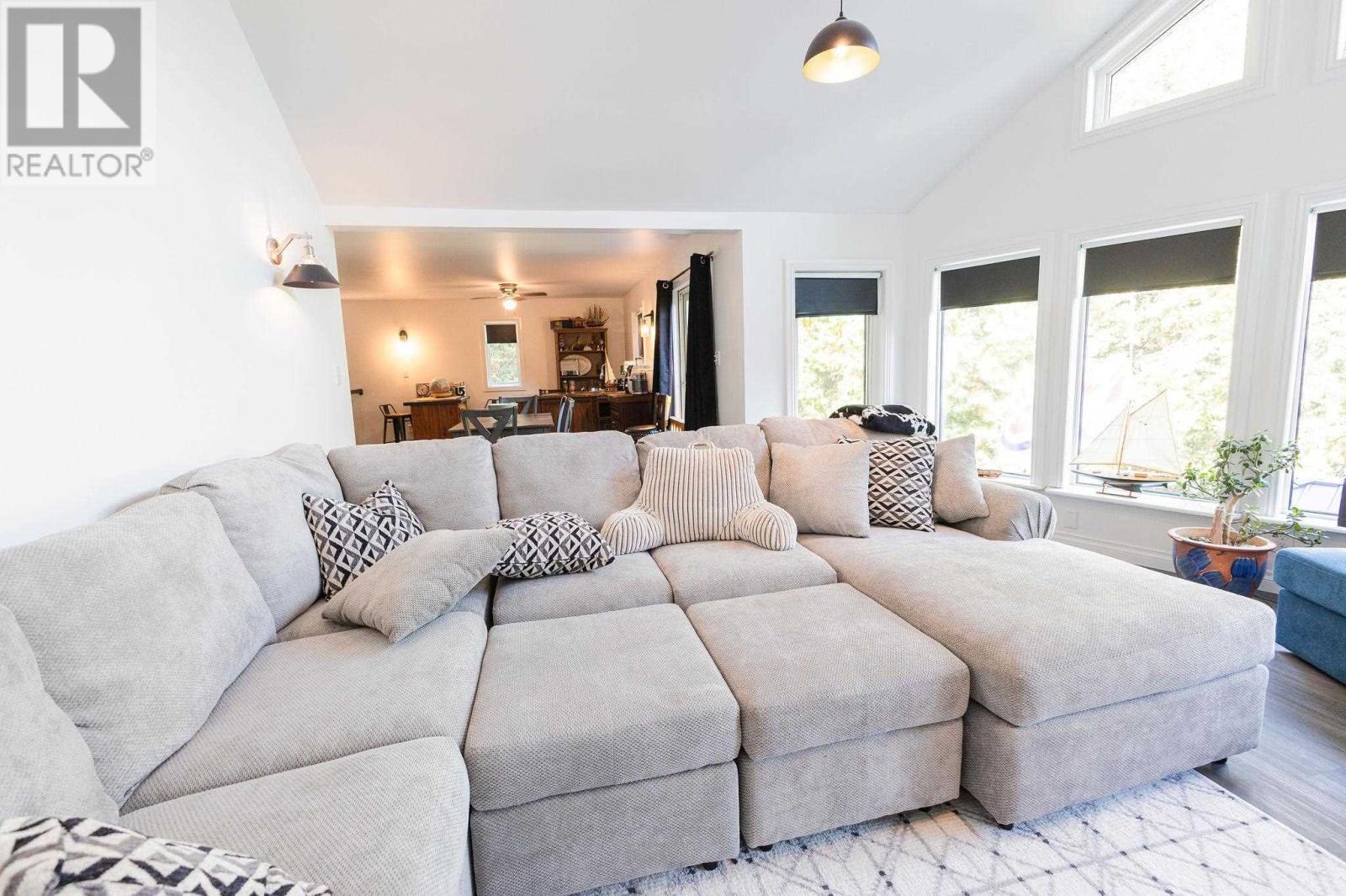 3882 Hamilton Dr, Hilton, ON - Indoor Photo Showing Living Room