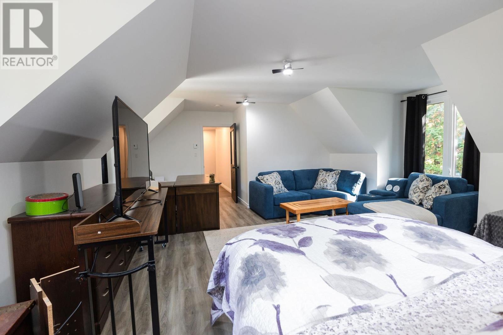 3882 Hamilton Dr, Hilton, ON - Indoor