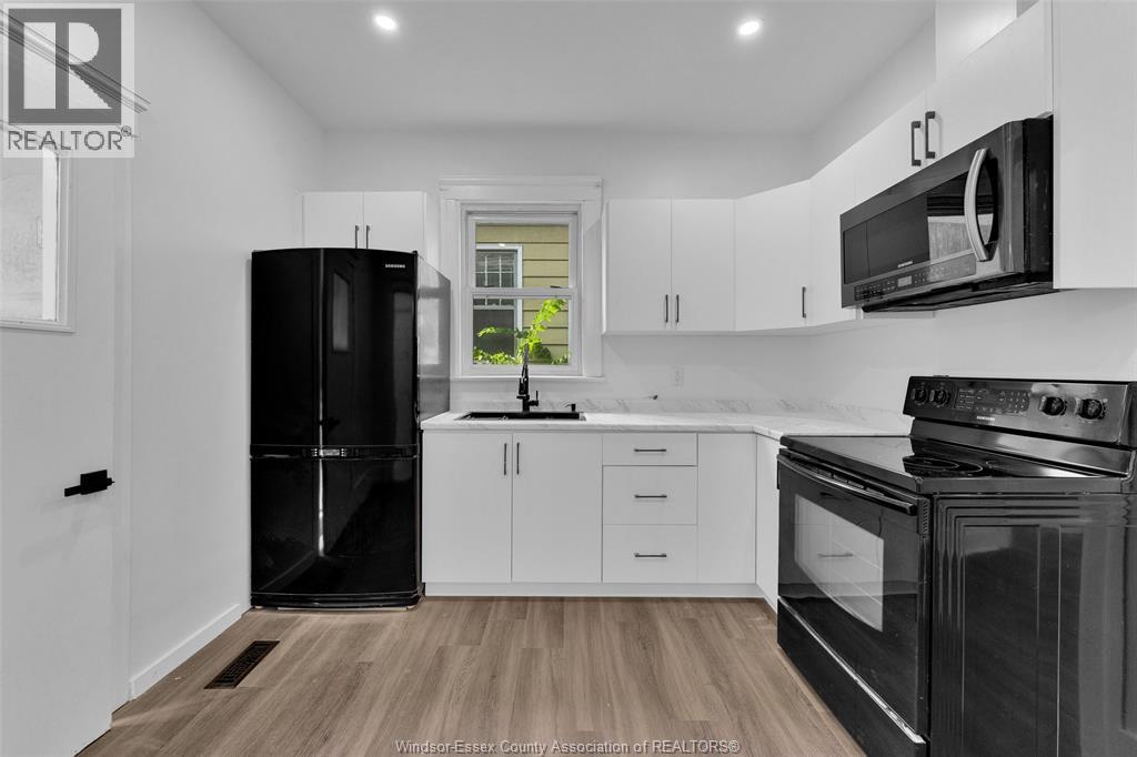 505 Mckay, Windsor, ON - Indoor Photo Showing Kitchen