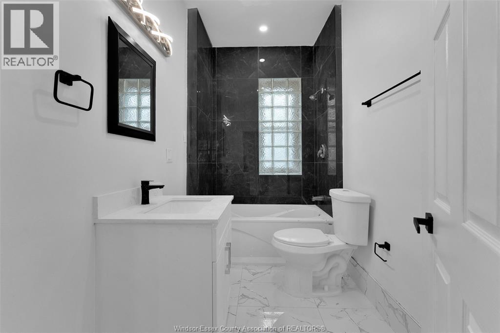 505 Mckay, Windsor, ON - Indoor Photo Showing Bathroom