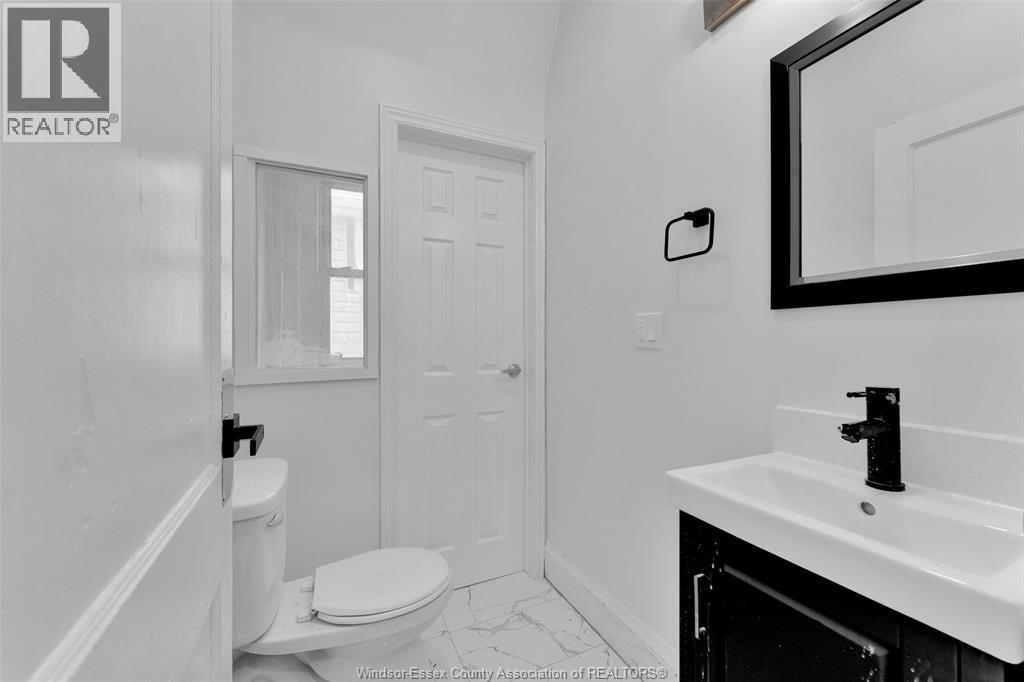 505 Mckay, Windsor, ON - Indoor Photo Showing Bathroom
