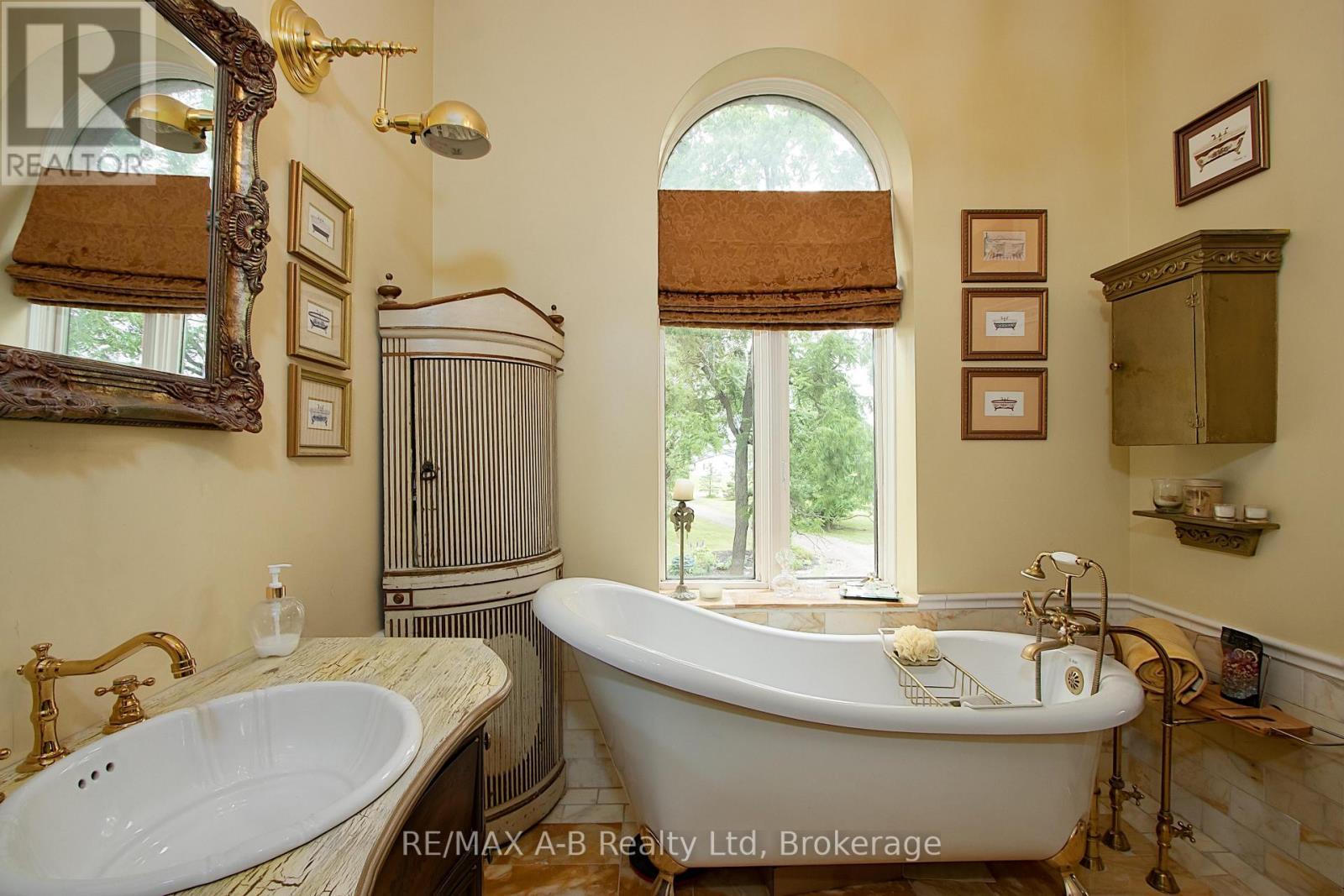 12096 Gale Road, North Middlesex (Carlisle), ON - Indoor Photo Showing Bathroom