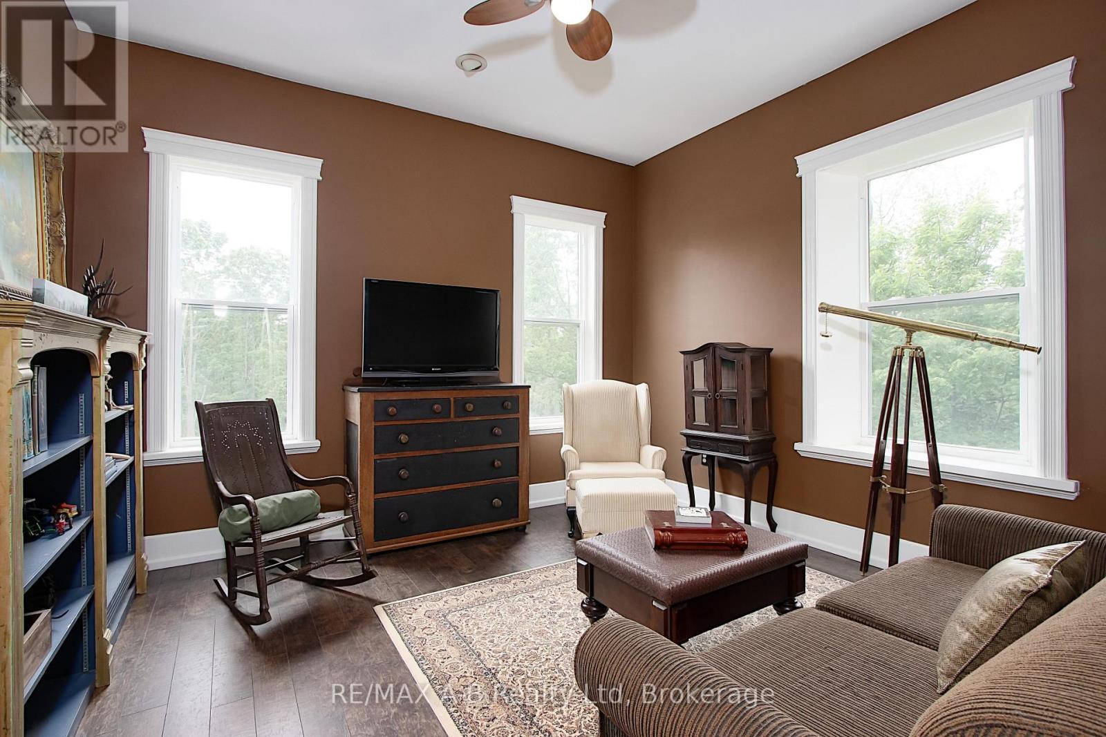 12096 Gale Road, North Middlesex (Carlisle), ON - Indoor Photo Showing Living Room