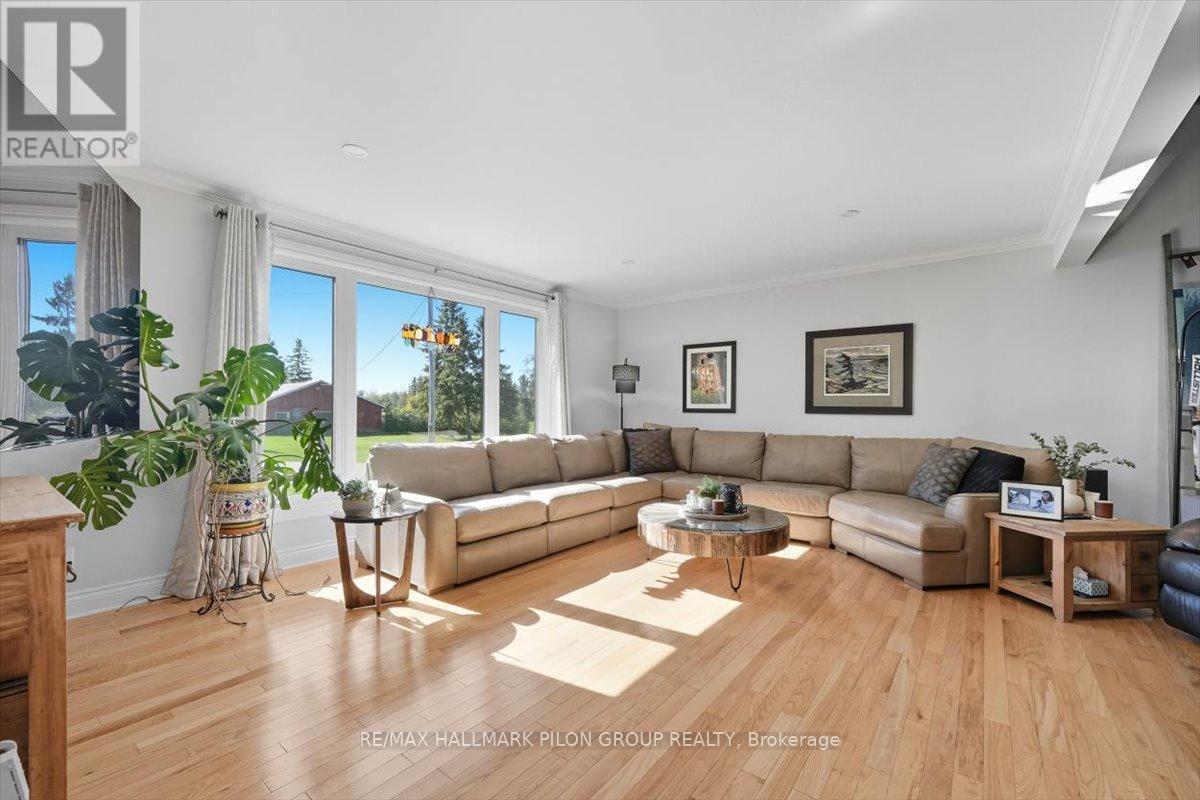 3172 8Th Line Road, Ottawa, ON - Indoor Photo Showing Living Room