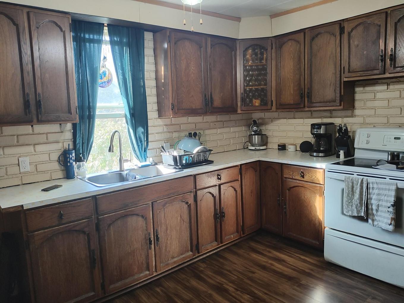 421 Archibald St. S, Thunder Bay, ON - Indoor Photo Showing Kitchen With Double Sink