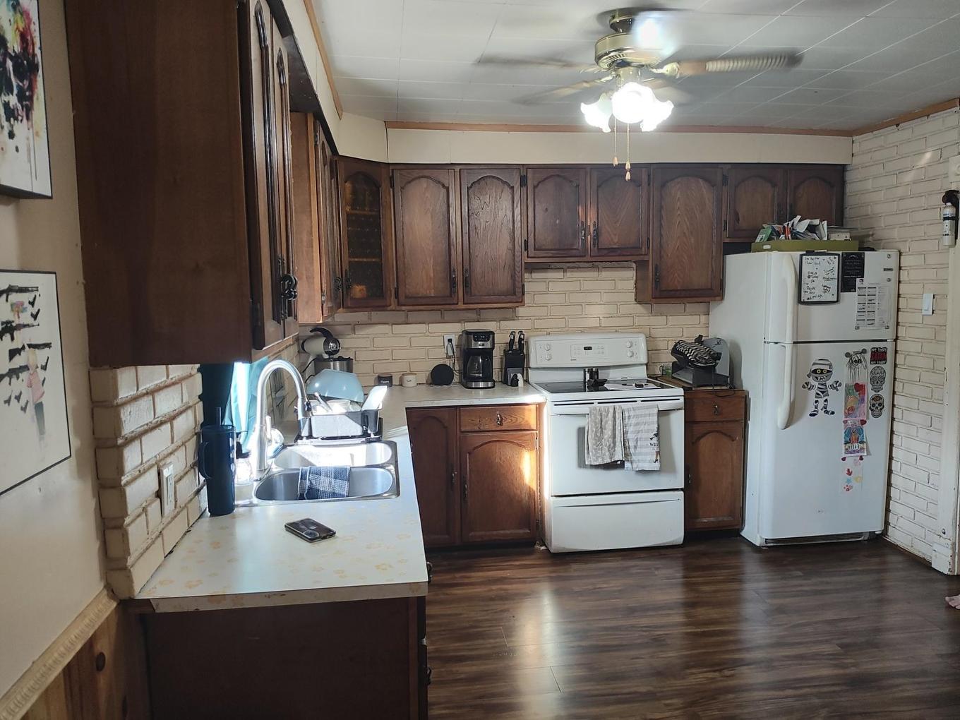 421 Archibald St. S, Thunder Bay, ON - Indoor Photo Showing Kitchen With Double Sink
