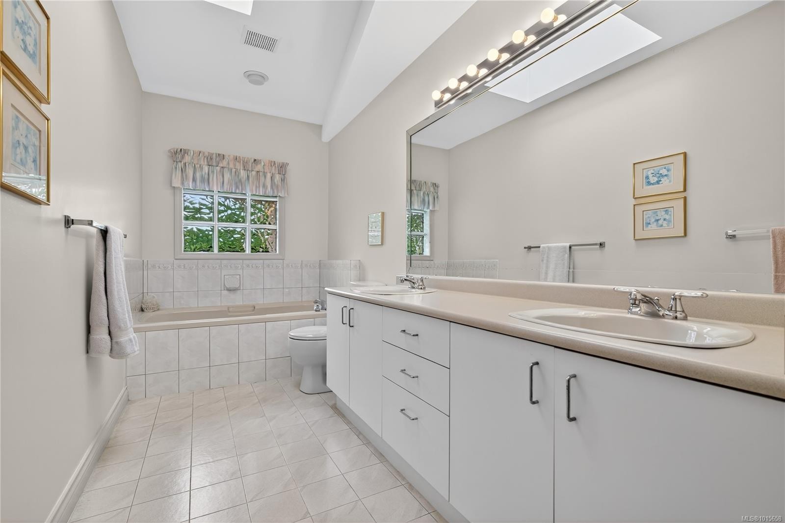 21-4318 Emily Carr Dr, Saanich, BC