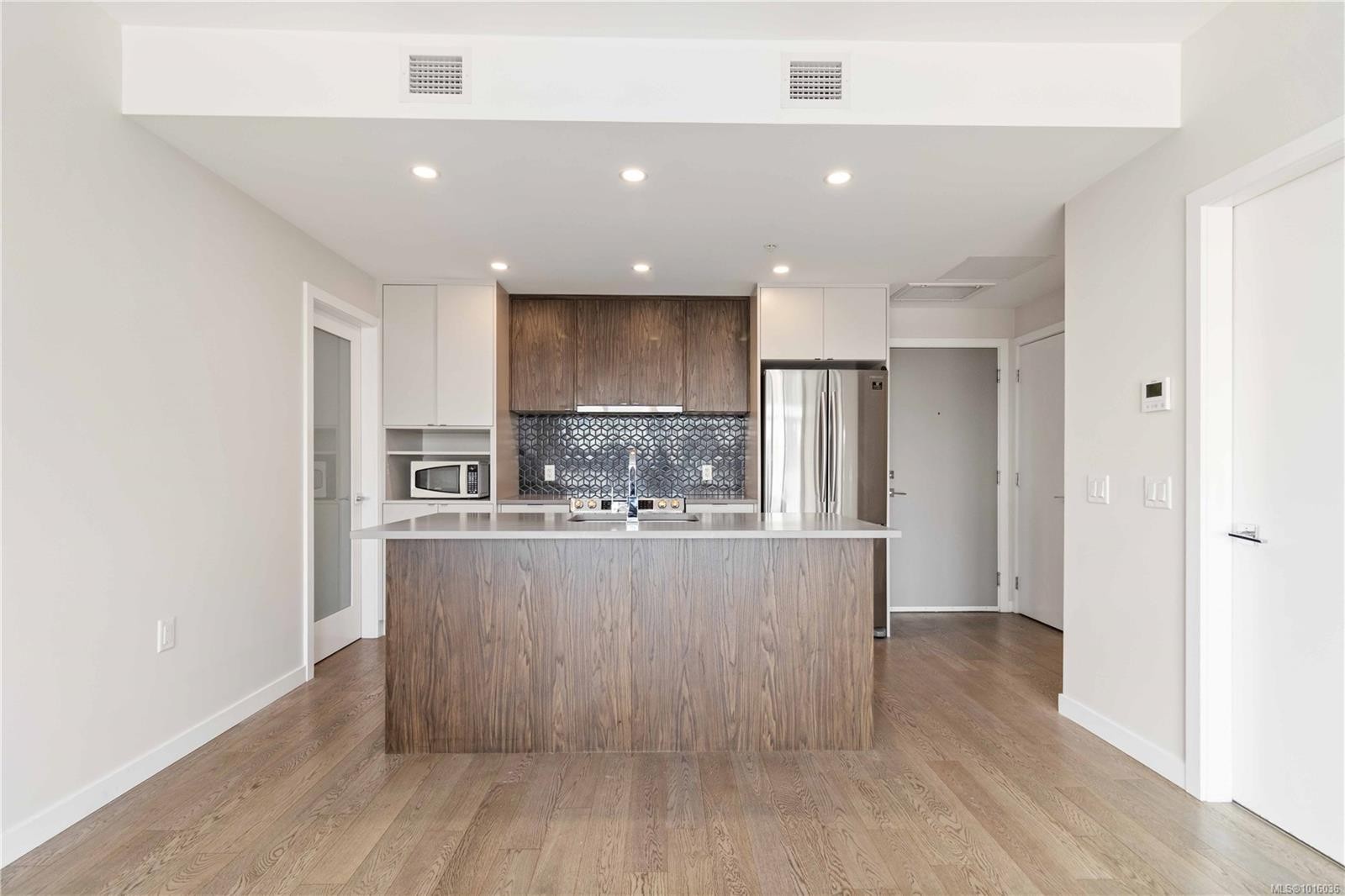 311-881 Short St, Saanich, BC - Indoor Photo Showing Kitchen