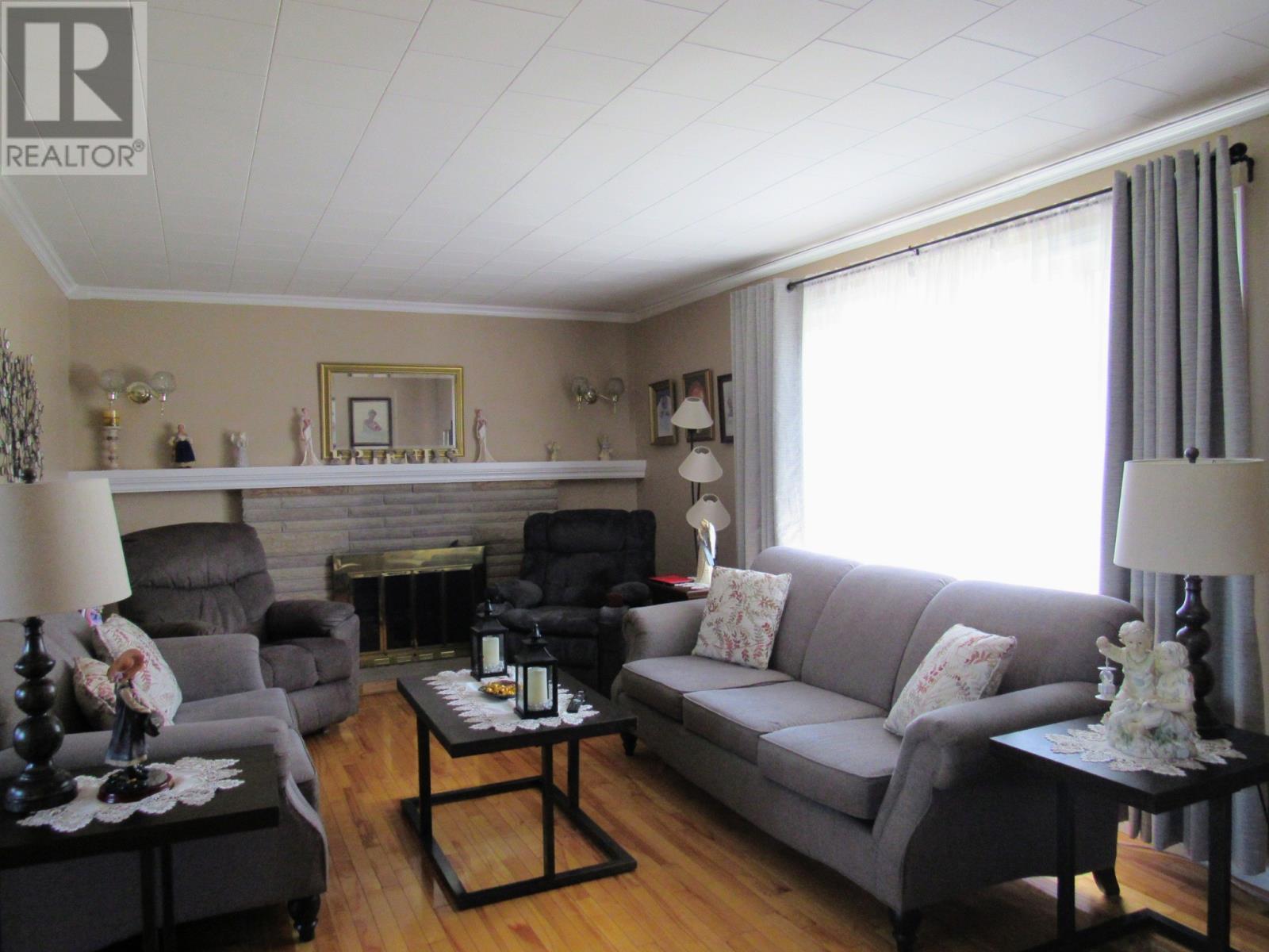 31 Hillcrest Road, Corner Brook, NL - Indoor Photo Showing Living Room