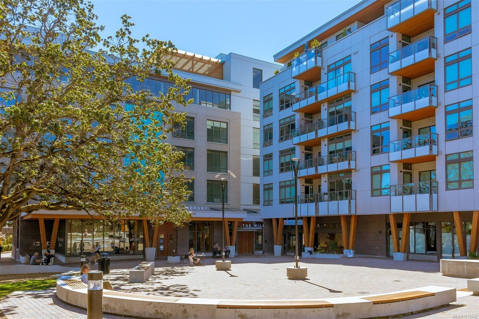 656 Admirals Rd, Esquimalt, BC - Outdoor With Facade