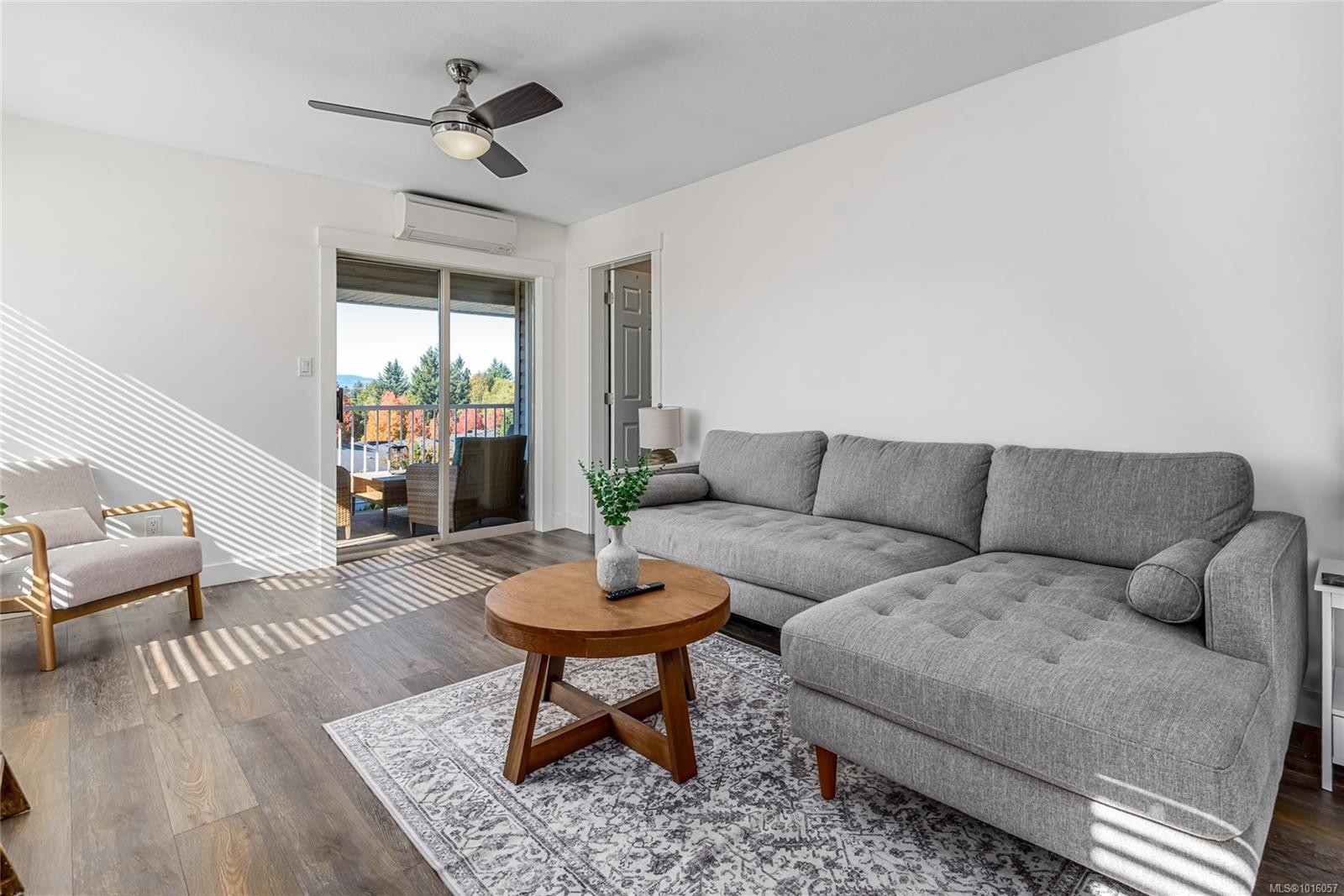 304-4685 Alderwood Pl, Courtenay, BC - Indoor Photo Showing Living Room