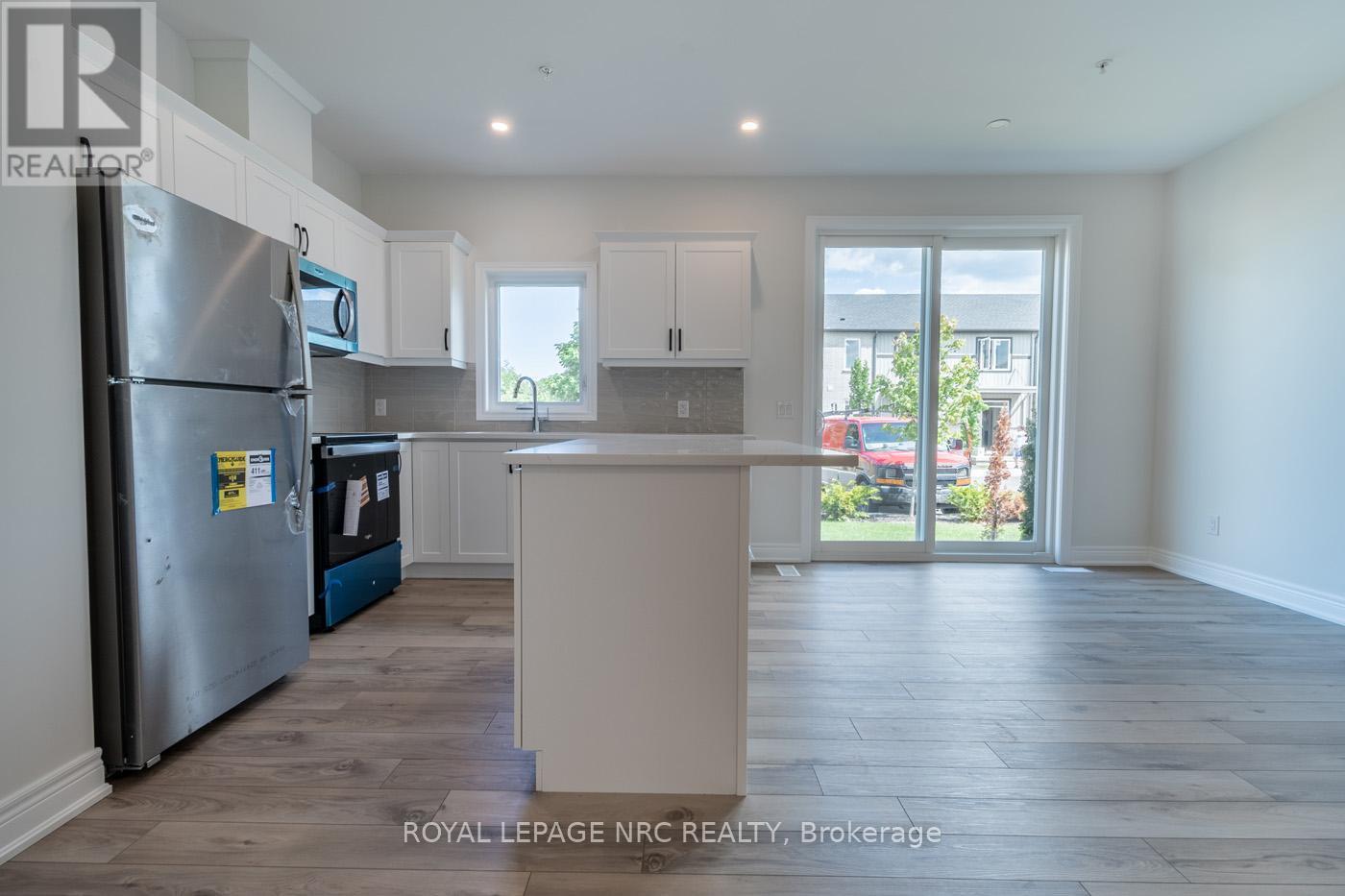 15 - 121A Moffatt Street, St. Catharines (Oakdale), ON - Indoor Photo Showing Kitchen