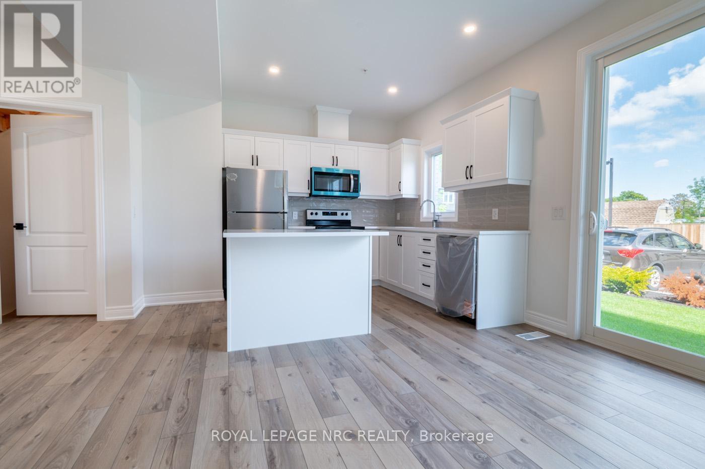 15 - 121A Moffatt Street, St. Catharines (Oakdale), ON - Indoor Photo Showing Kitchen