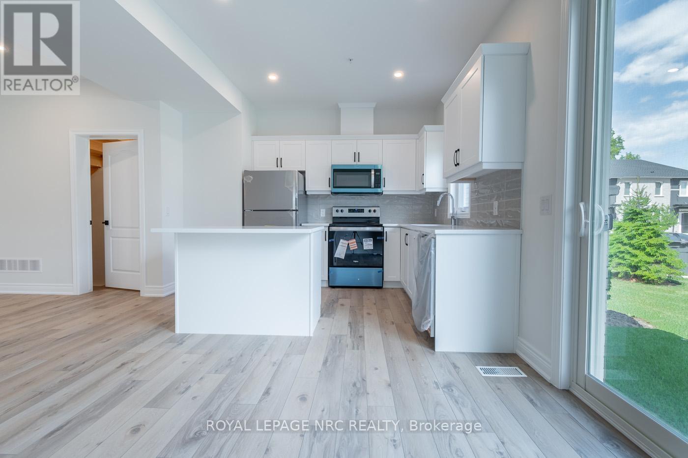 15 - 121A Moffatt Street, St. Catharines (Oakdale), ON - Indoor Photo Showing Kitchen