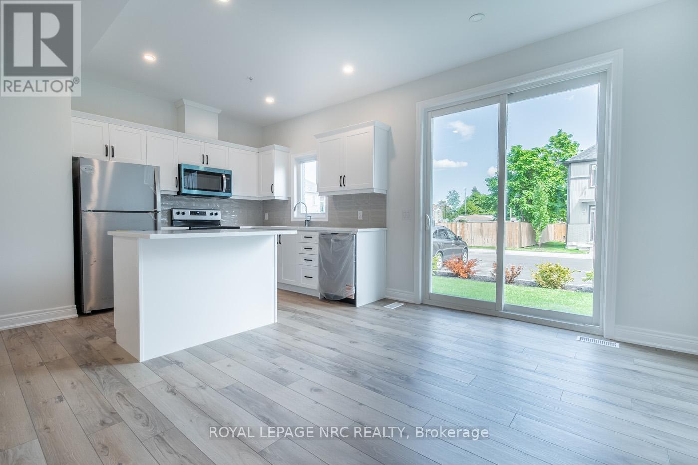 15 - 121A Moffatt Street, St. Catharines (Oakdale), ON - Indoor Photo Showing Kitchen