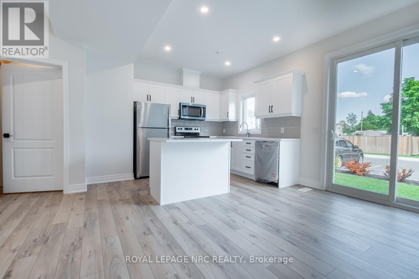 15 - 121A Moffatt Street, St. Catharines (Oakdale), ON - Indoor Photo Showing Kitchen