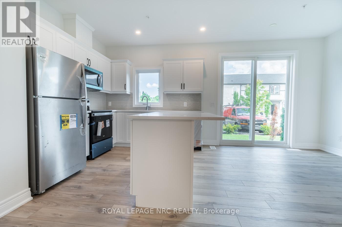 15 - 121A Moffatt Street, St. Catharines (Oakdale), ON - Indoor Photo Showing Kitchen