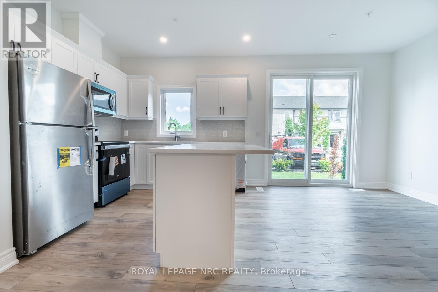 15 - 121A Moffatt Street, St. Catharines (Oakdale), ON - Indoor Photo Showing Kitchen