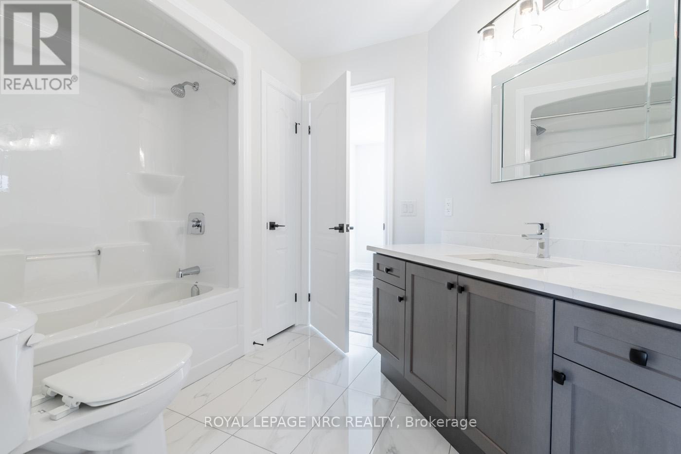 15 - 121A Moffatt Street, St. Catharines (Oakdale), ON - Indoor Photo Showing Bathroom