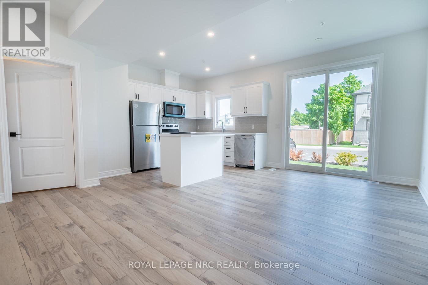 15 - 121A Moffatt Street, St. Catharines (Oakdale), ON - Indoor Photo Showing Kitchen