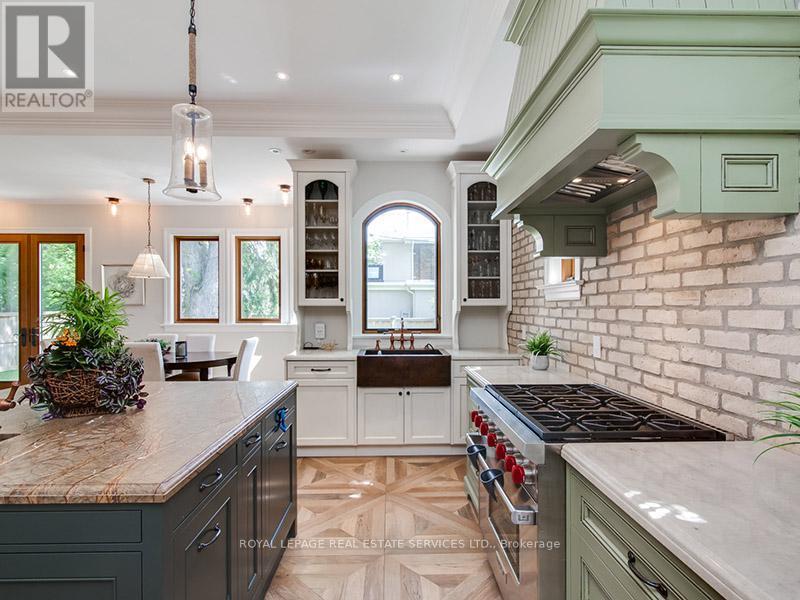 441 Oriole Parkway, Toronto, ON - Indoor Photo Showing Kitchen With Upgraded Kitchen