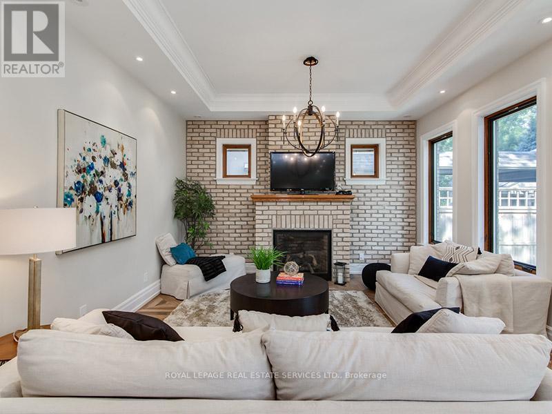 441 Oriole Parkway, Toronto, ON - Indoor Photo Showing Living Room With Fireplace