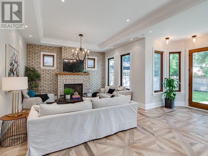 441 Oriole Parkway, Toronto, ON - Indoor Photo Showing Living Room With Fireplace